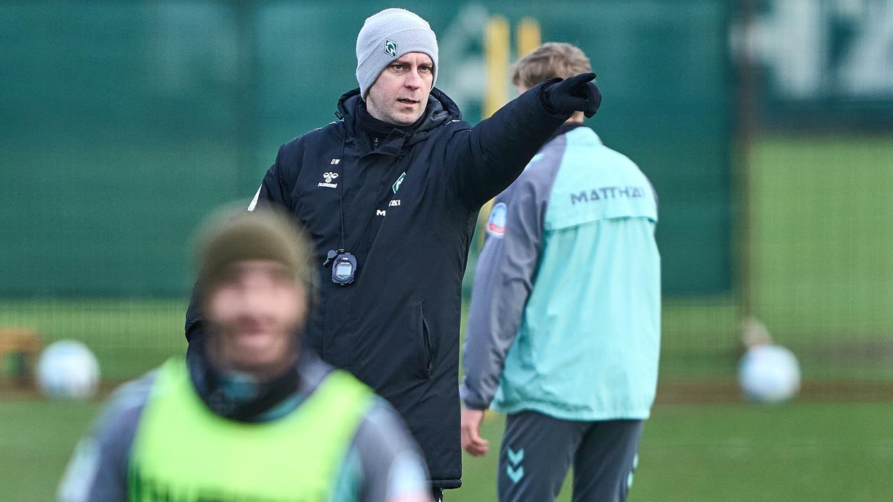 Werder-Trainer Ole Werner gestikuliert während des Trainings. | Gumzmedia | Andreas Gumz