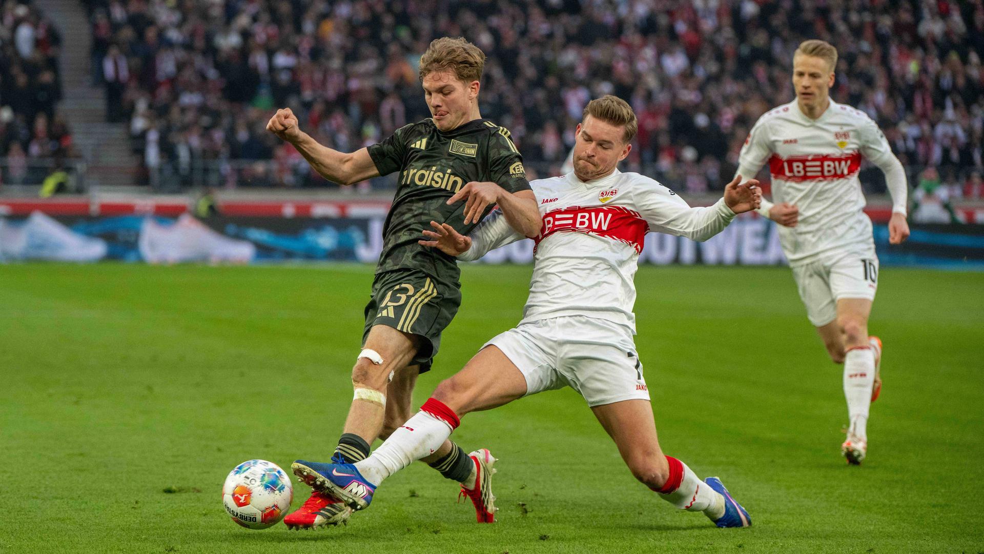 Andras Schäfer (l.) im Zweikampf mit Maximilian Mittelstädt (r.) | IMAGO/Matthias Koch