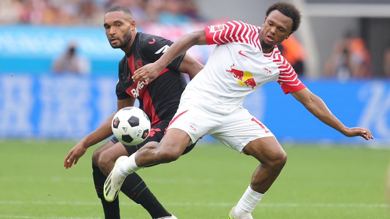 v.l. Jonathan Tah und Lois Openda  | Jürgen Fromme/firo Sportphoto