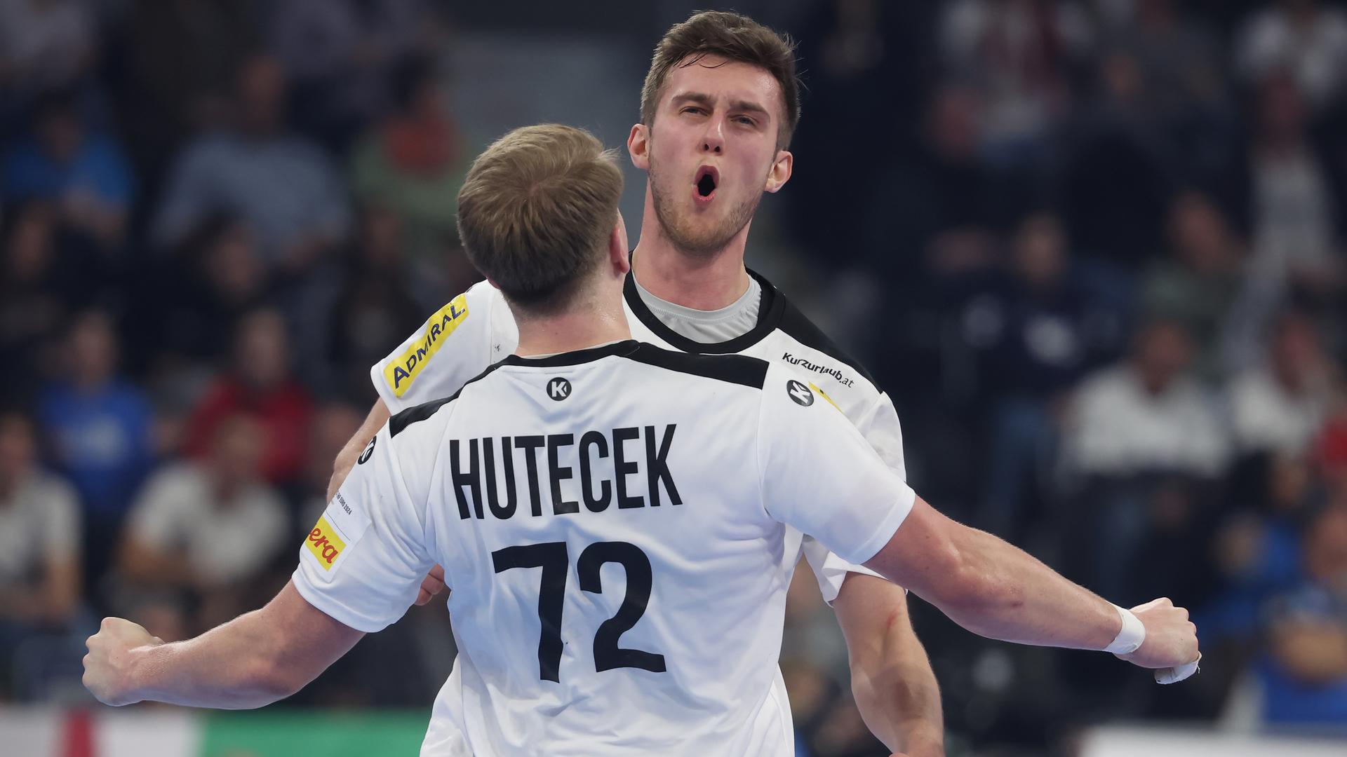 Lukas Hutecek und Nikola Bilyk jubeln | Getty Images / Alex Grimm