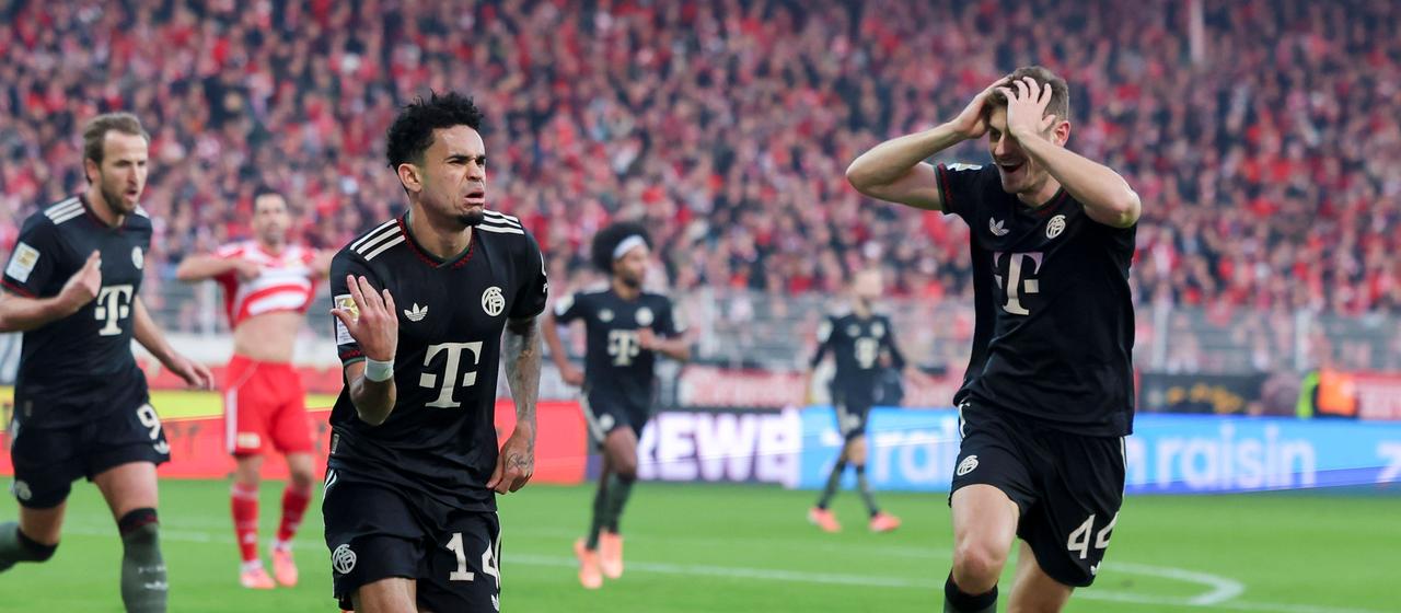 Fußballprofi Luis Diaz von Bayern München bejubelt im Bundesligaspiel bei Union Berlin einen Treffer