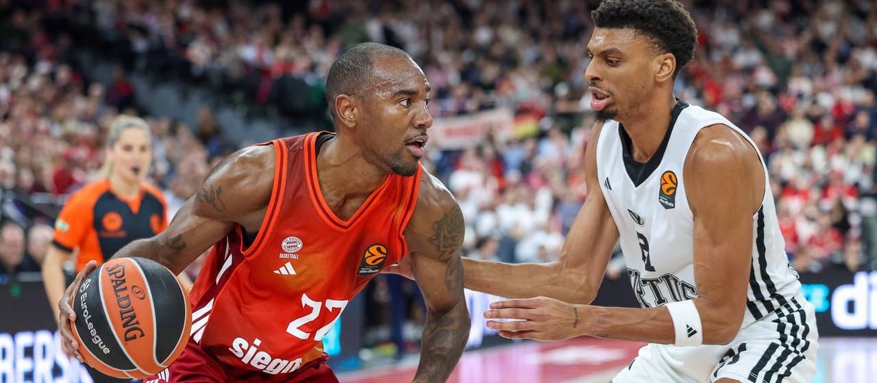 Bayerns Isiaha Mike am Ball gegen Derrick Alston Jr. von Virtus Bologna