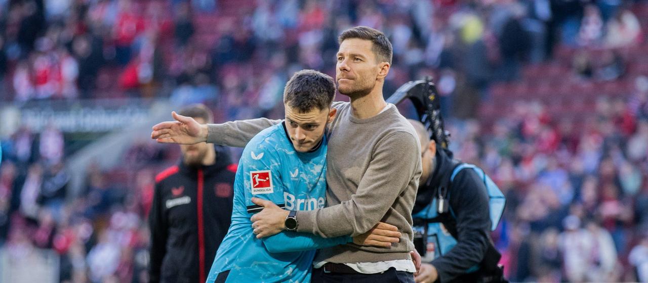 Florian Wirtz (l.) und Xabi Alonso (r.) umarmen sich