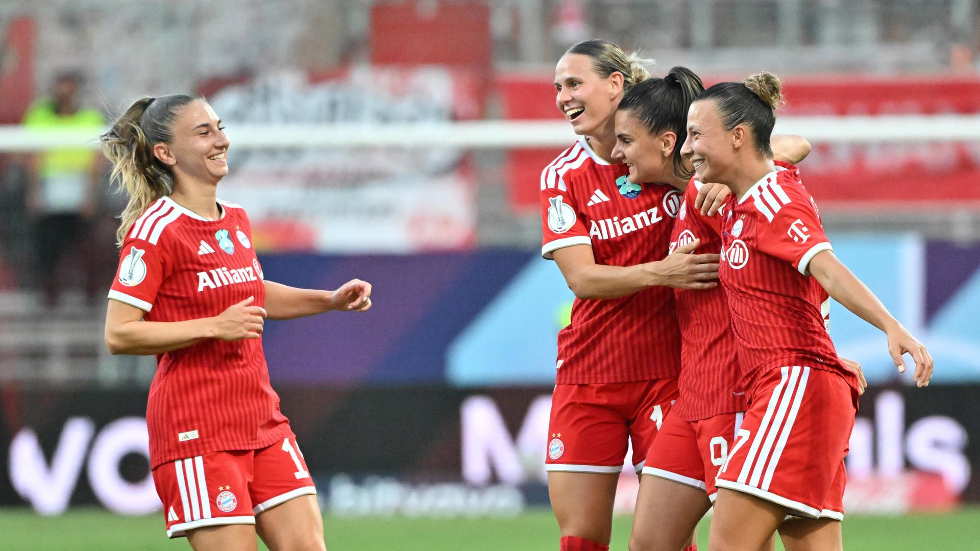 Bayern-Spielerinnen bejubeln ihren Treffer | Peter Kneffel/dpa