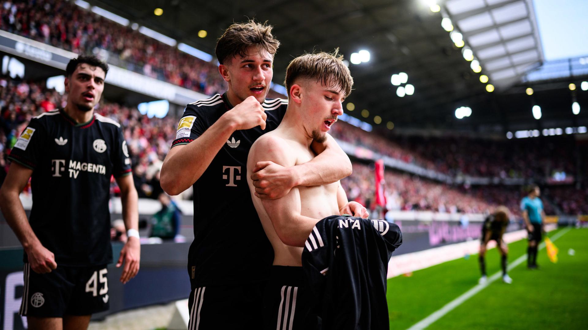 Том Бишоф и Леннарт Карл празднуют победный гол «Баварии» против «Фрайбурга»