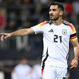 DFB-Kapitän Ilkay Gündogan gibt Anweisungen