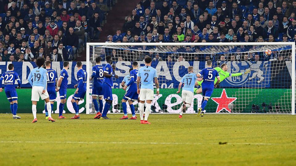 City-Freistoßtor Tor zum 2:2 Ausgleich auf Schalke | firo Sportphoto/ Jürgen Fromme City-Freistoßtor Tor zum 2:2 Ausgleich auf Schalke