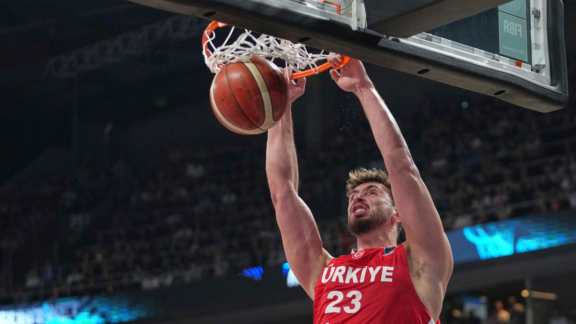 Der türkische Center Alperen Sengün bei einem Dunk | dpa
