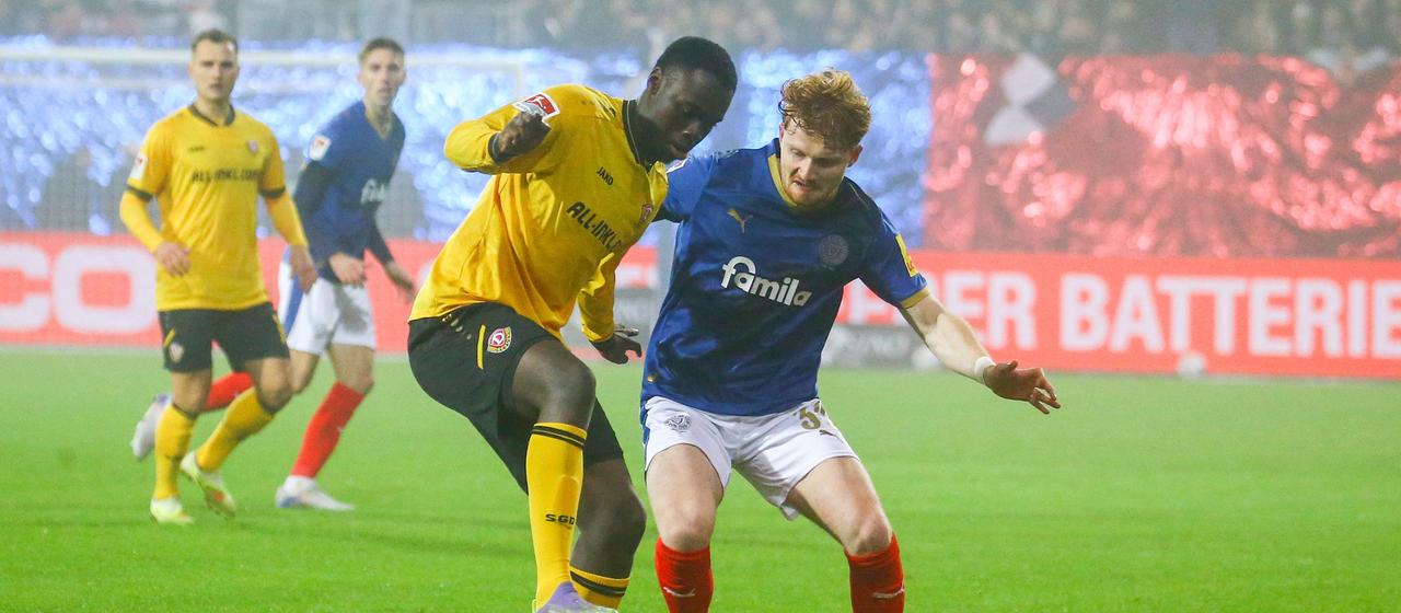 Fußballprofi Kofi Amoako (l.) von Dynamo Dresden im Zweitligaspiel bei Holstein Kiel