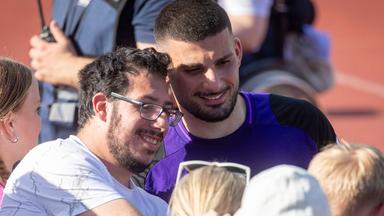 Deniz Undav macht Selfie mit Fans