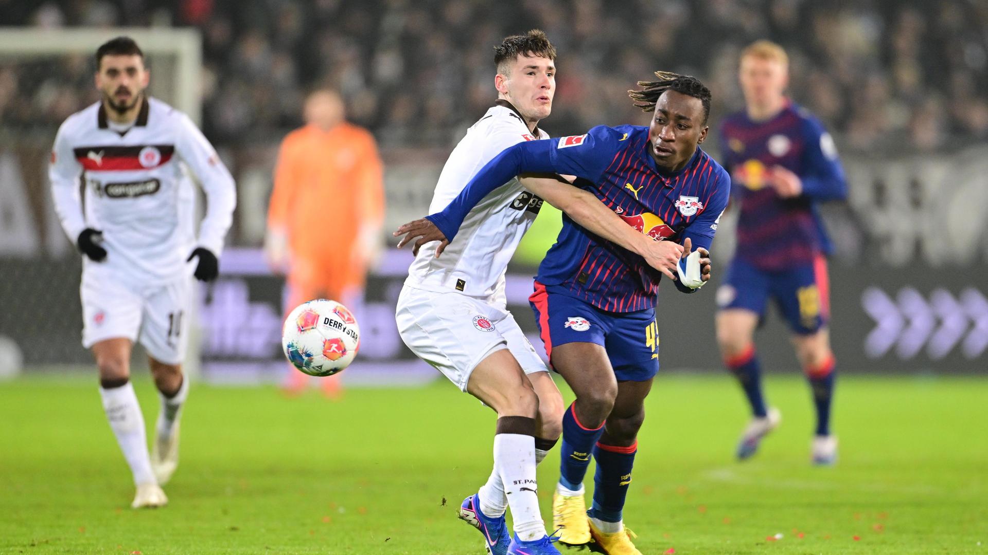 Leipzigs Yan Diomande im Zweikampf mit St. Paulis Arkadiusz Pyrka | TimGroothuis/WITTERS