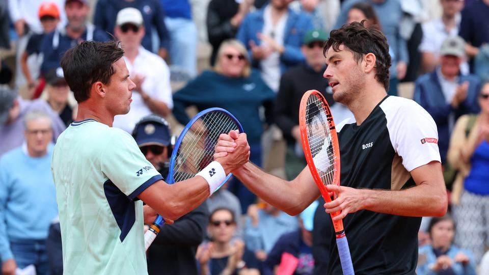 Daniel Altmaier (l) und Taylor Fritz nach dem Spiel. | REUTERS/Denis Balibouse Deutschlands Daniel Altmaier und der Amerikaner Taylor Fritz geben sich nach Spielende die Hand