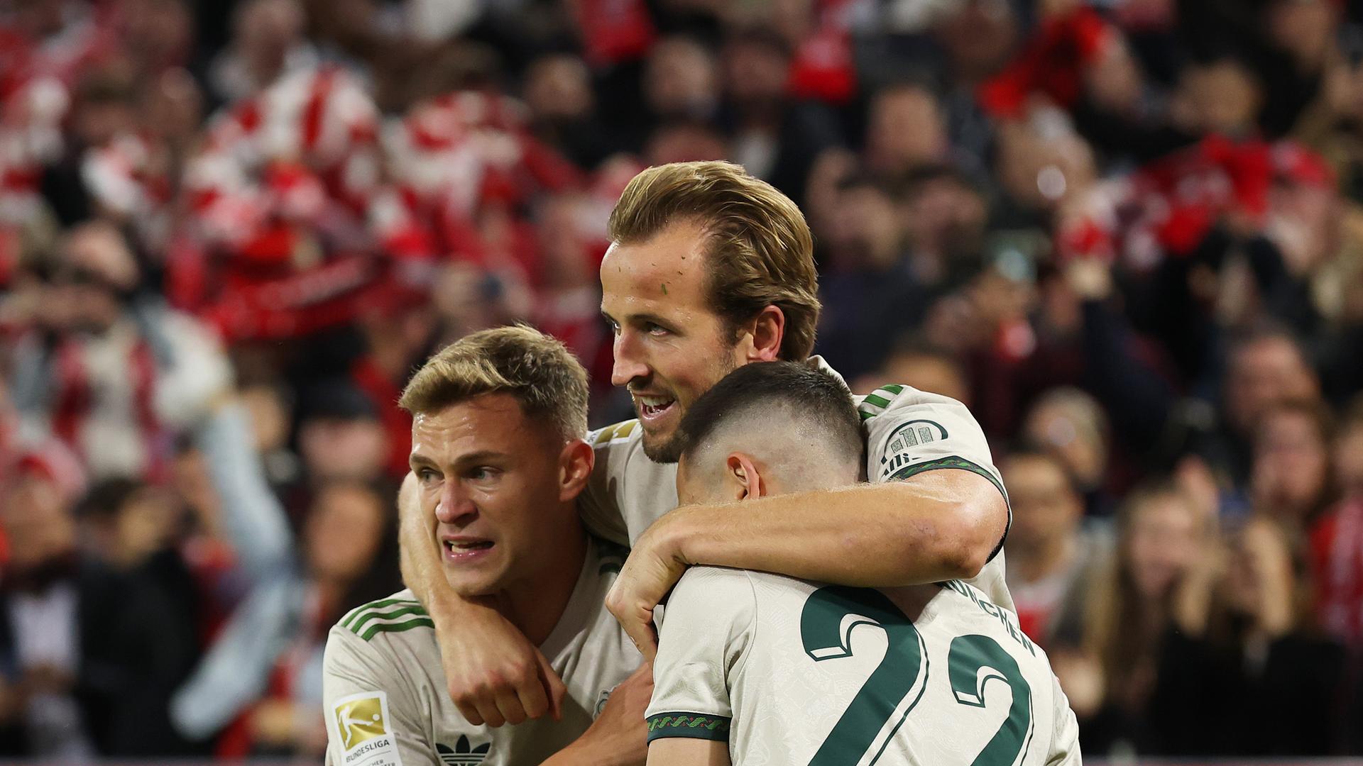 Bayerns Doppel-Torschütze Harry Kane mit Tom Bischof (l.) und Joshua Kimmich |  Alexander Hassenstein/Getty Images
