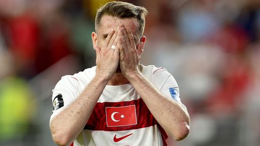 Kerem Akturkoglu von der Türkei schlägt die Hände vors Gesicht.