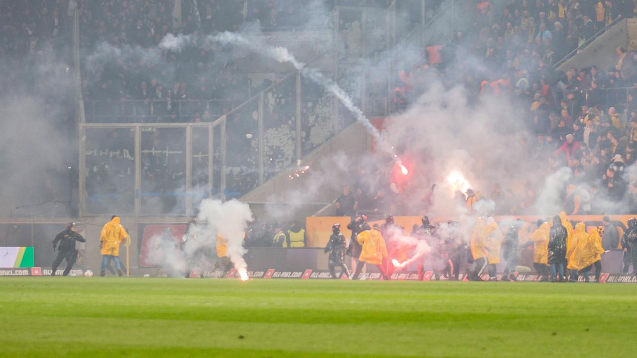 Fan-Ausschreitungen: Hertha-Spiel in Dresden lange unterbrochen