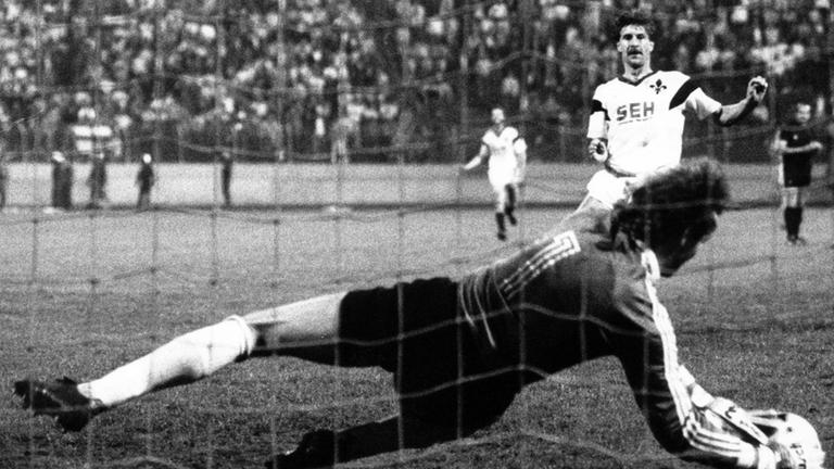Karl-Heinz Emig vergibt 1988 den entscheidenden Elfmeter für Darmstadt | imago Karl-Heinz Emig vergibt 1988 den entscheidenden Elfmeter für Darmstadt