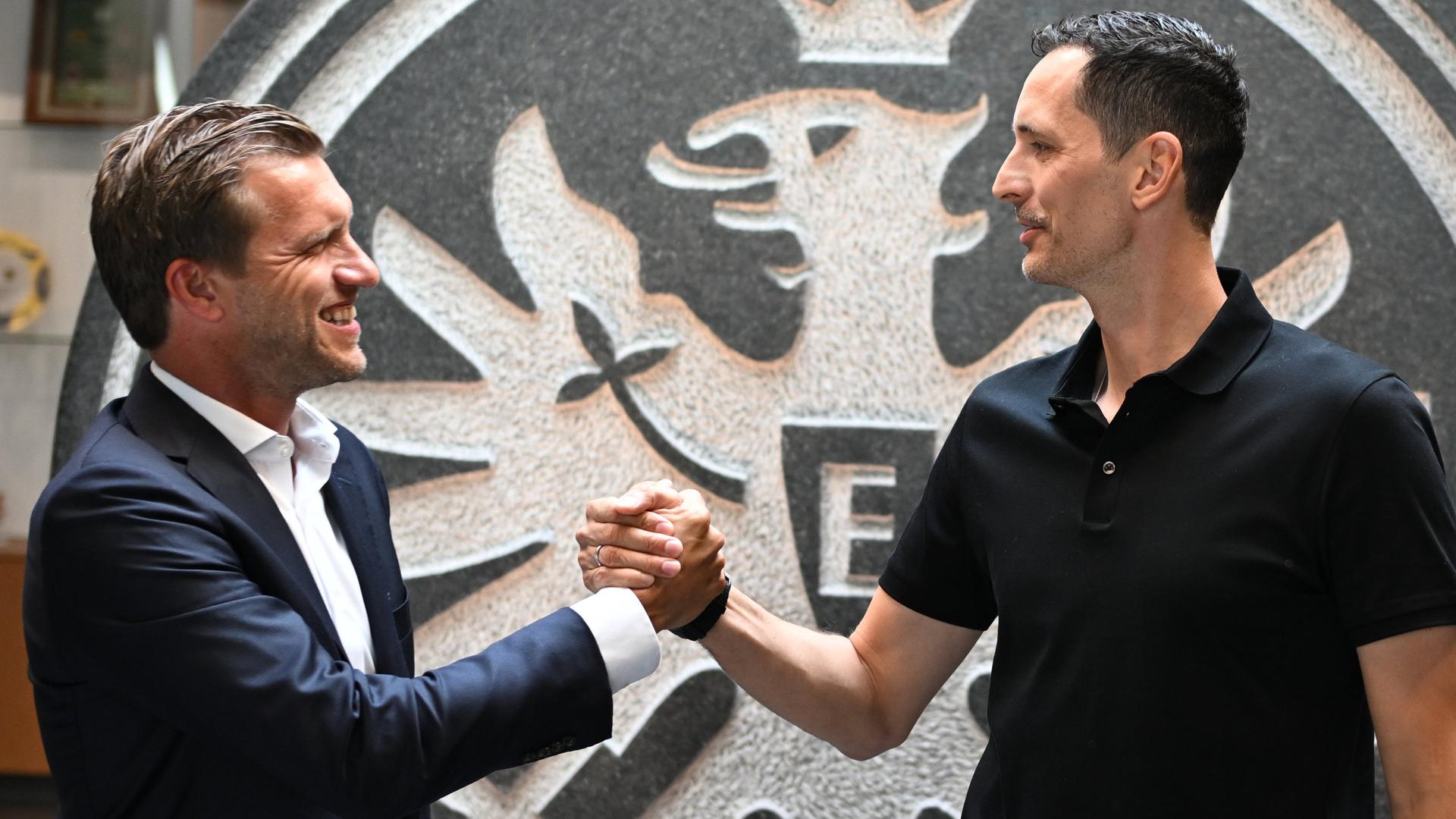 Eintracht Frankfurts Sportvorstand Markus Krösche und SGE-Trainer Dino Toppmöller | dpa