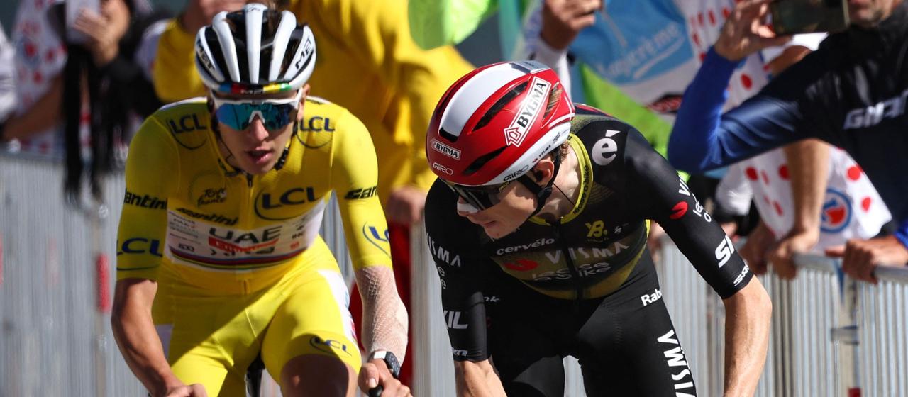 Tadej Pogacar (l.) und Jonas Vingegaard während der 16. Etappe der Tour de France