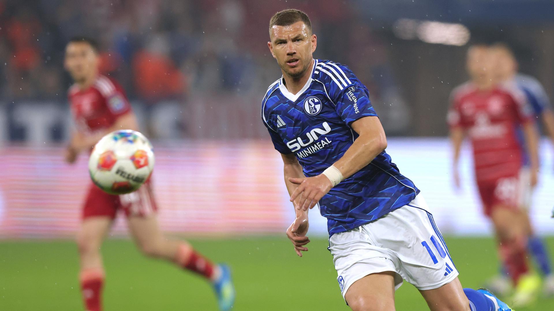Edin Dzeko im Trikot von Schalke 04 | Ralf Ibing /firo Sportphoto