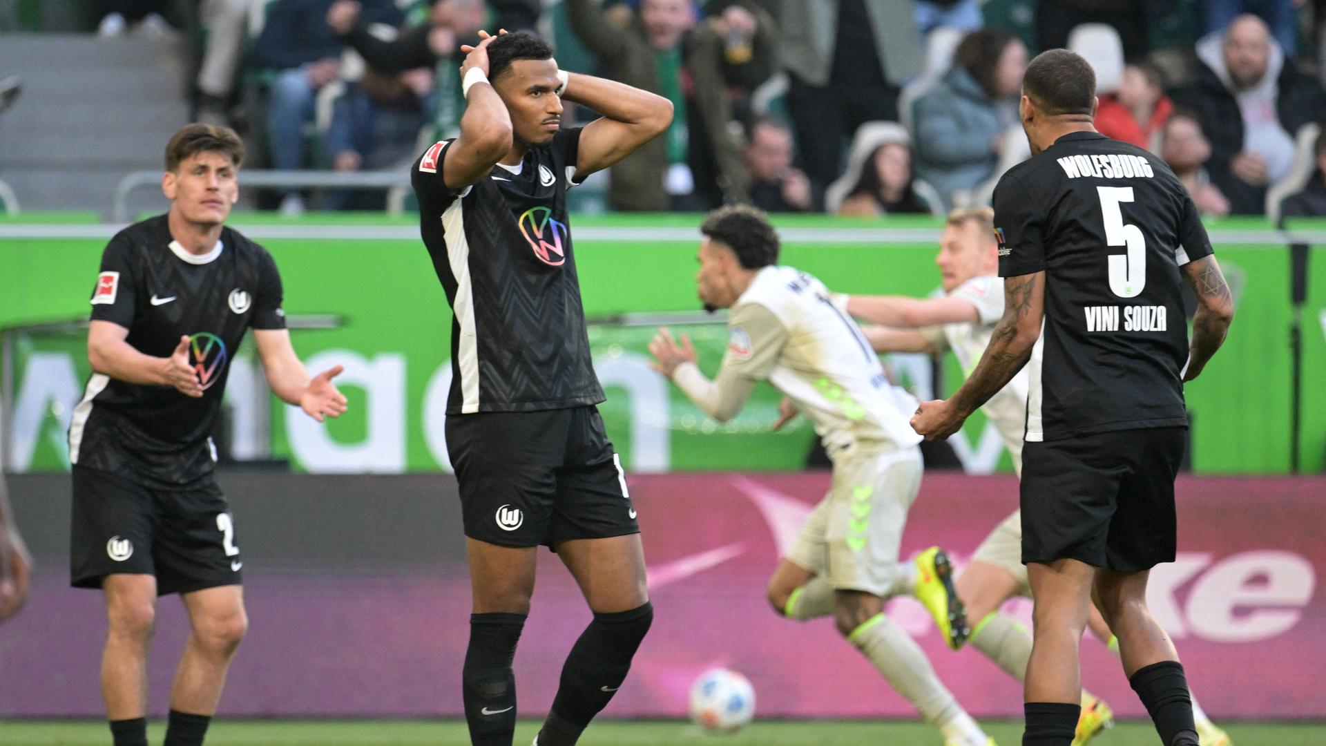 Разочарованные игроки «Вольфсбурга» после пропущенного гола.