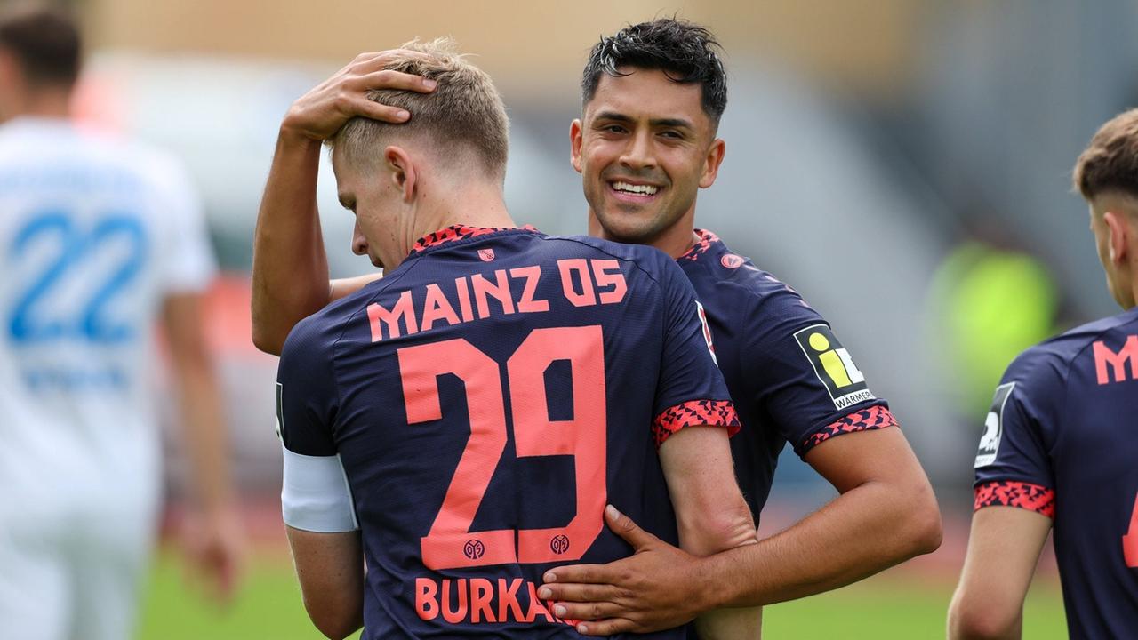 Jonathan Burkardt und Nadiem Amiri von Mainz 05.  | IMAGO, IMAGO / Rene Schulz