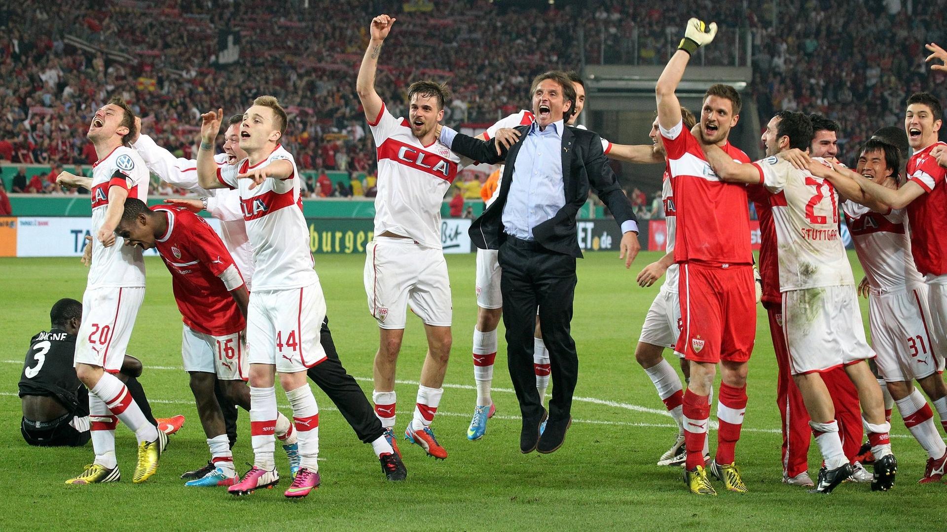 Der VfB Stuttgart bejubelt den Halbfinalsieg 2013 gegen den SC Freiburg | IMAGO, Sportfoto Rudel