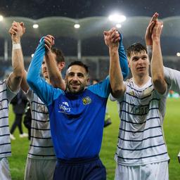 Die Mannschaft des 1. FC Saarbrücken feiert den Sieg im DFB-Pokal-Viertelfinale gegen Borussia Mönchengladbach.