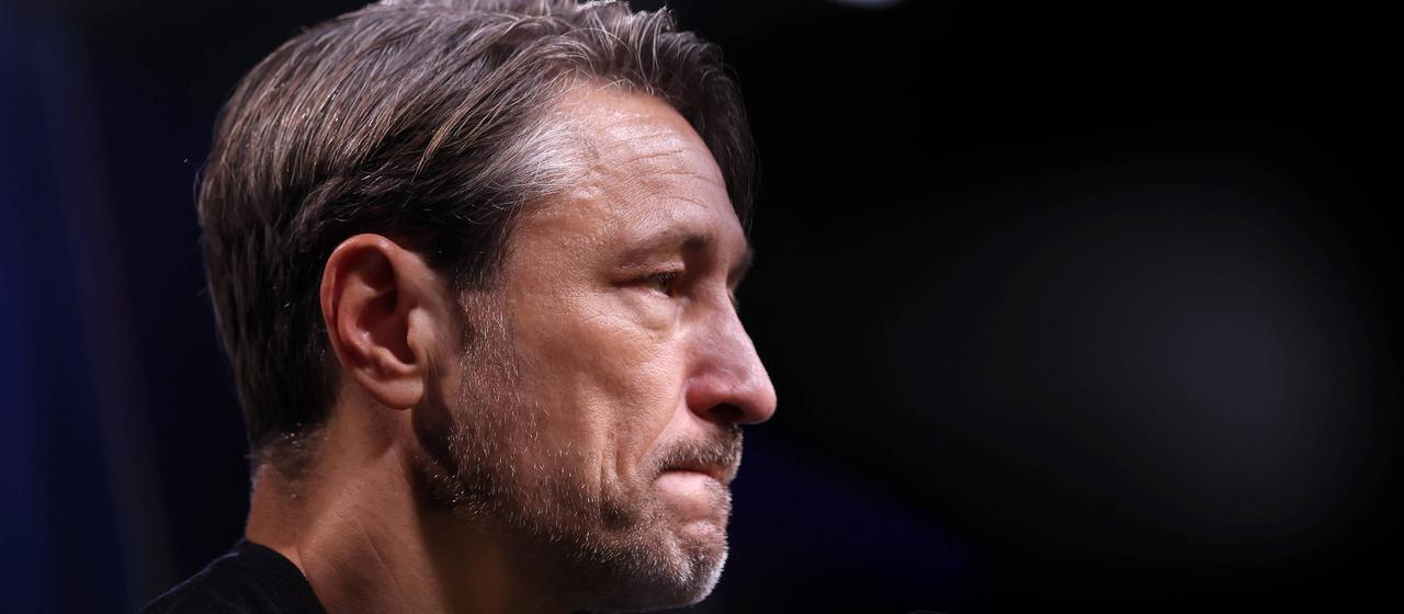 Niko Kovac bei einer Pressekonferenz von der Seite zu sehen