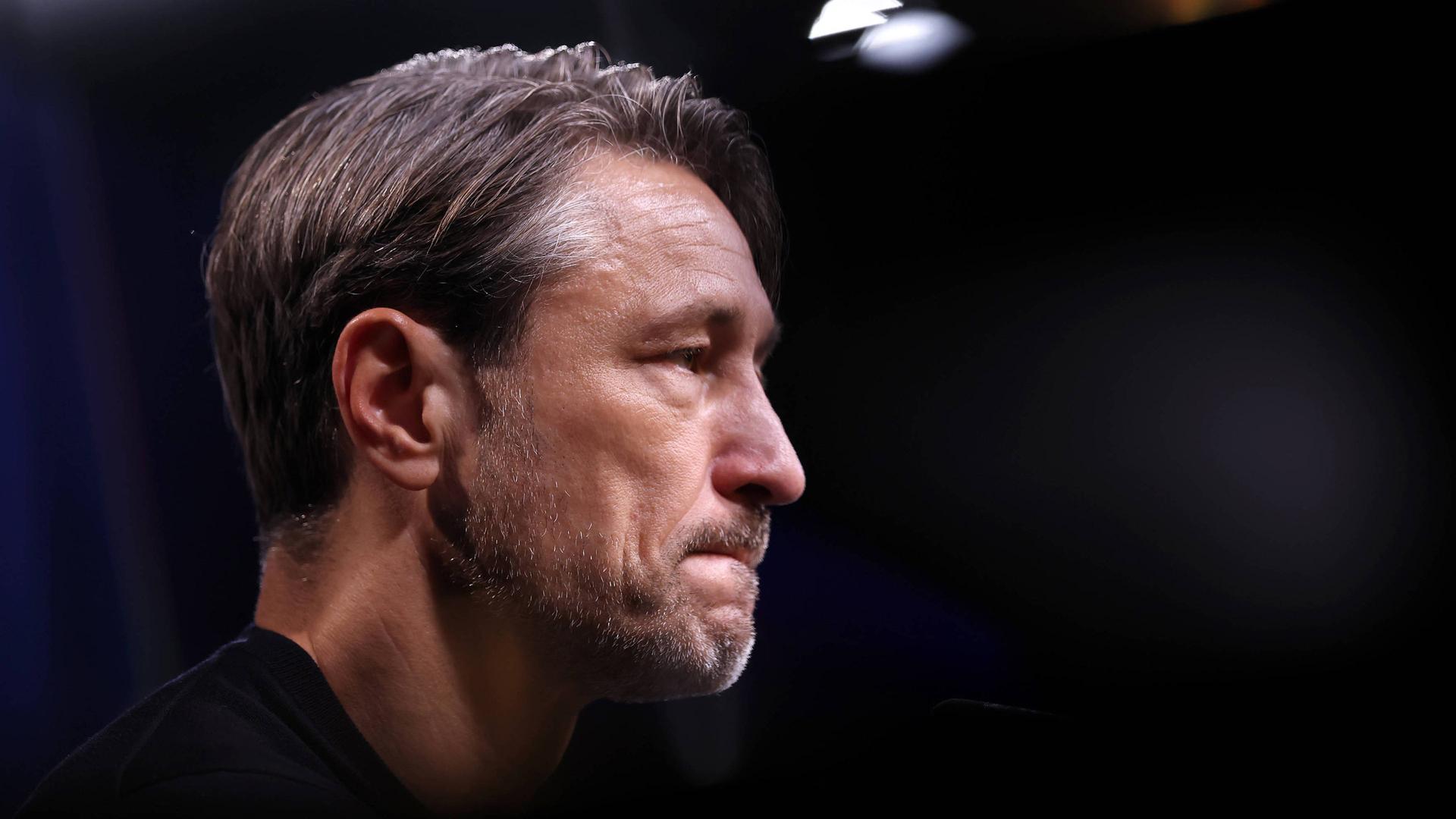Niko Kovac bei einer Pressekonferenz von der Seite zu sehen | IMAGO/Maximilian Koch