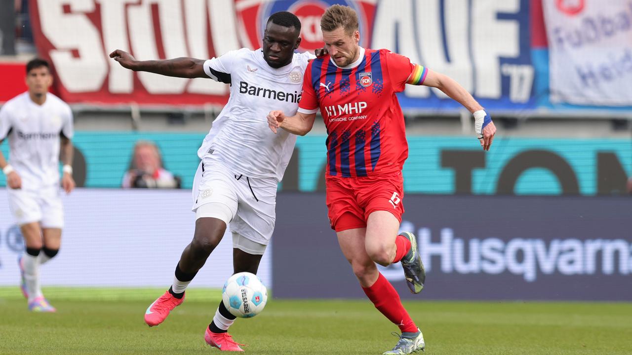 Victor Boniface und Patrick Mainka im Zweikampf | Marcel Engelbrecht/firo Sportphoto