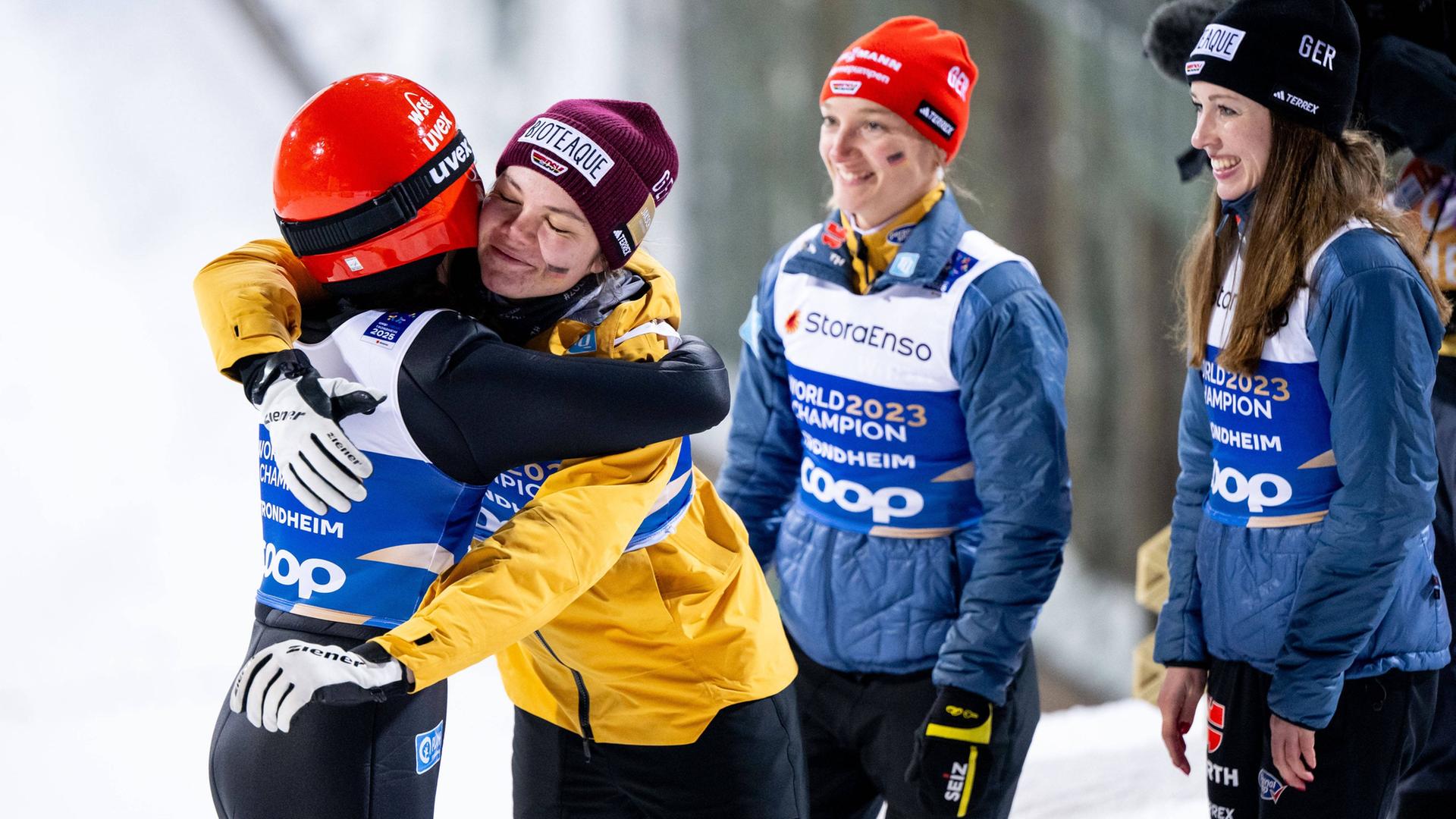 Freude bei den deutschen Skispringerinnen | IMAGO/Eibner