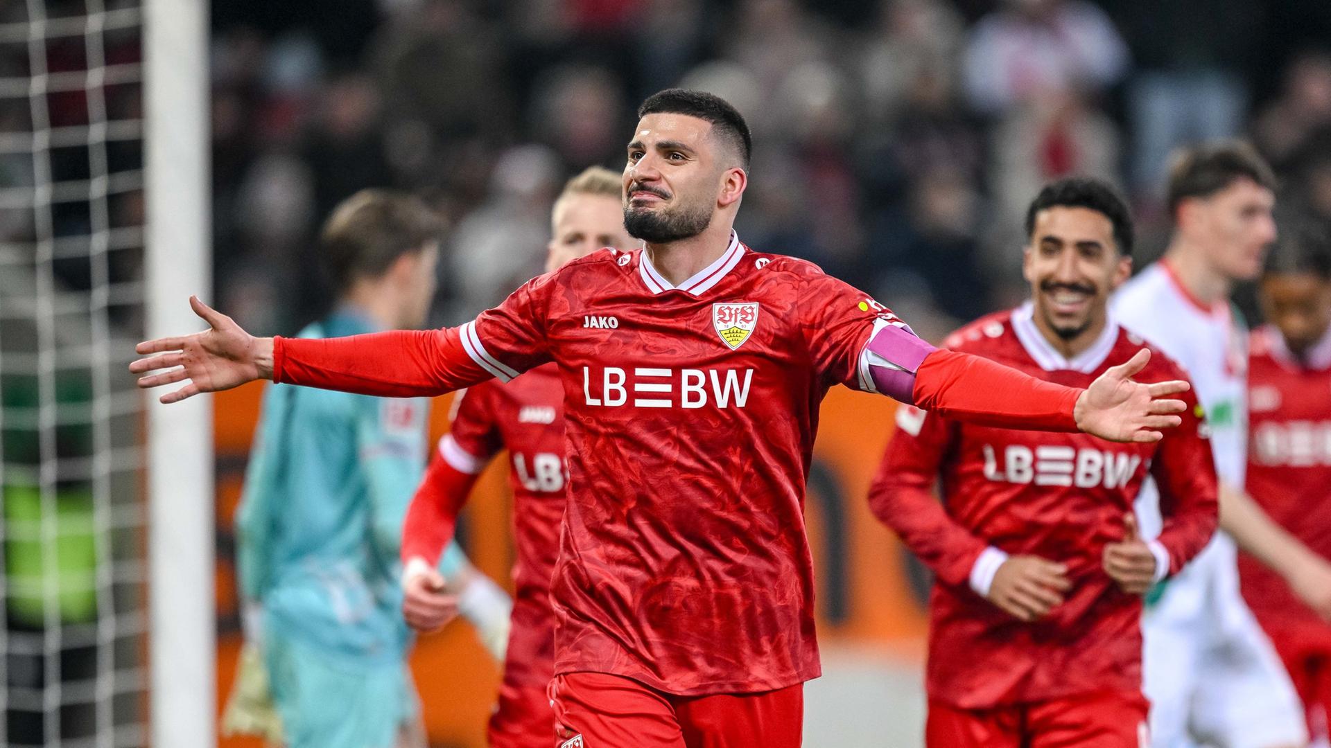 Stuttgarts Deniz Undav (v.) bejubelt seinen zweiten Treffer im Spiel gegen Augsburg | picture alliance/dpa | Harry Langer