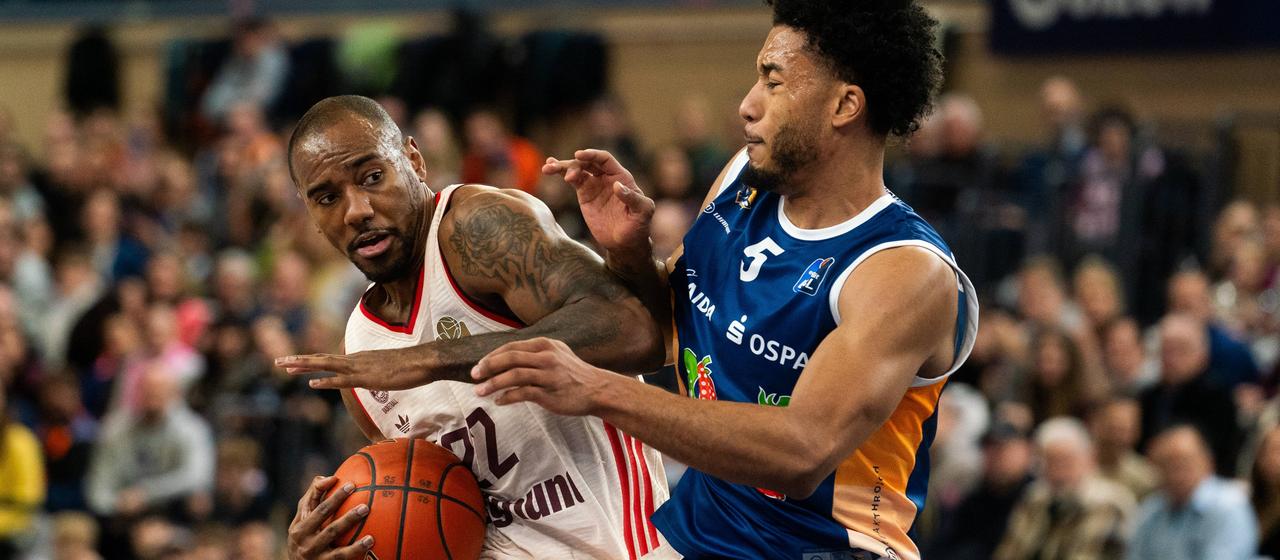 Bayerns Isiaha Mike geht zum Korb