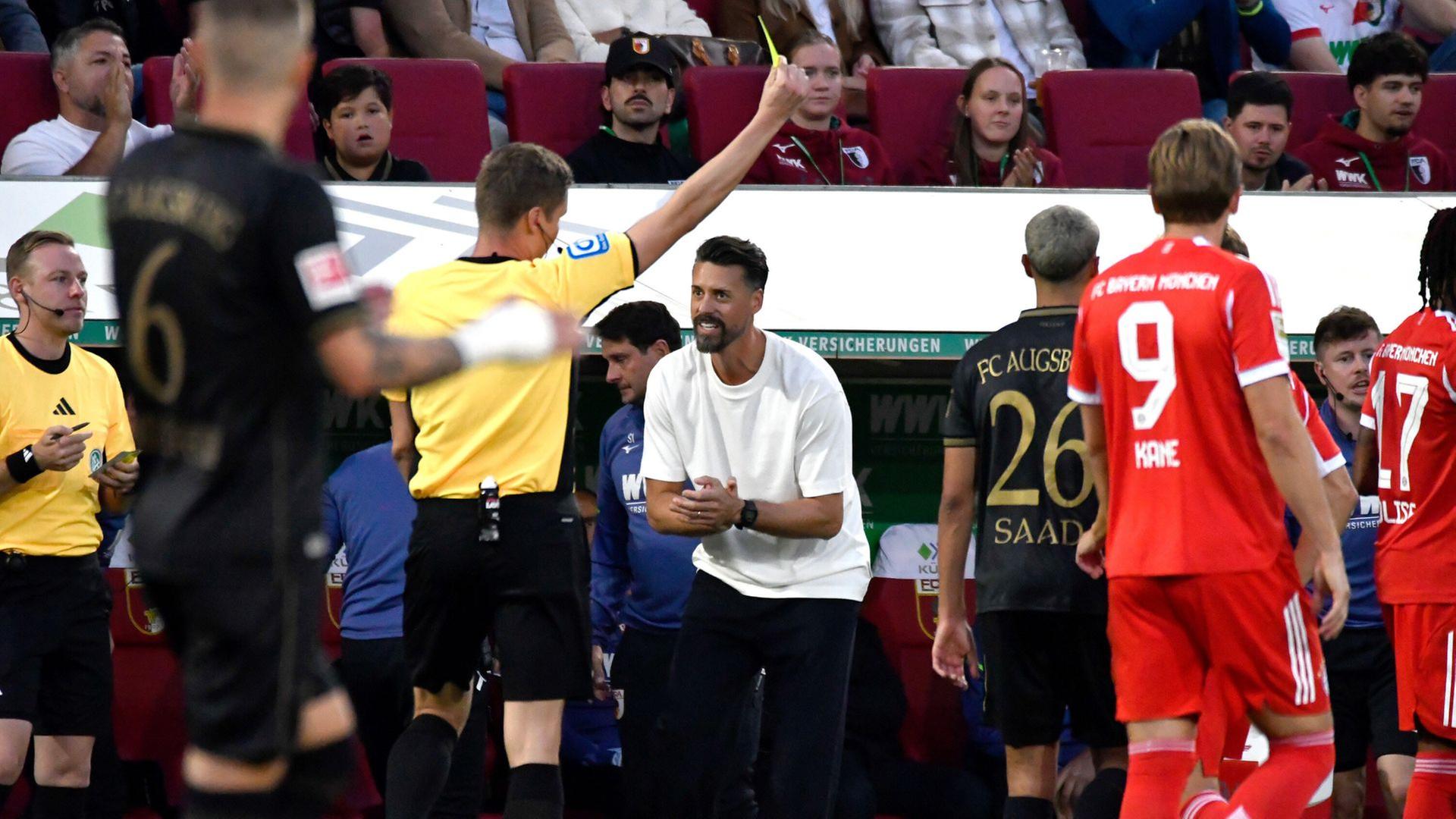 Schiedsrichter Florian Exner zeigt Sandro Wagner die gelbe Karte | picture alliance / Midori Ikenouchi/Hasan Bratic | Midori Ikenouchi/Hasan Bratic
