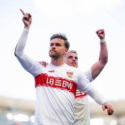 Stuttgarts Maximilian Mittelstädt (v.) bejubelt seinen Treffer im Spiel gegen Leverkusen