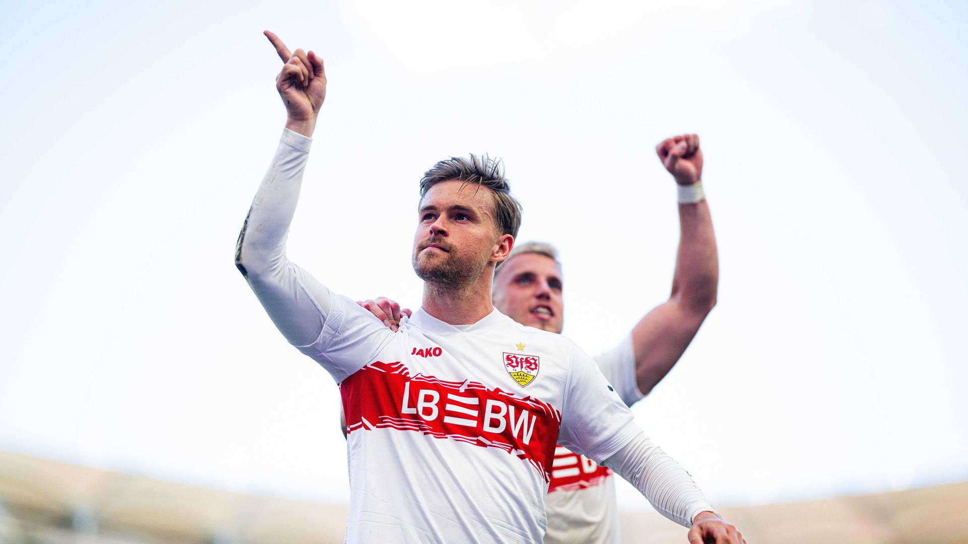 Stuttgart nach Sieg gegen Leverkusen in der Pole Position