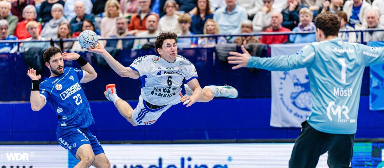 Elias Kofler vom HSV Hamburg (am Ball) im Duell mit Keeper Constantin Möstl vom TBV Lemgo Lippe.