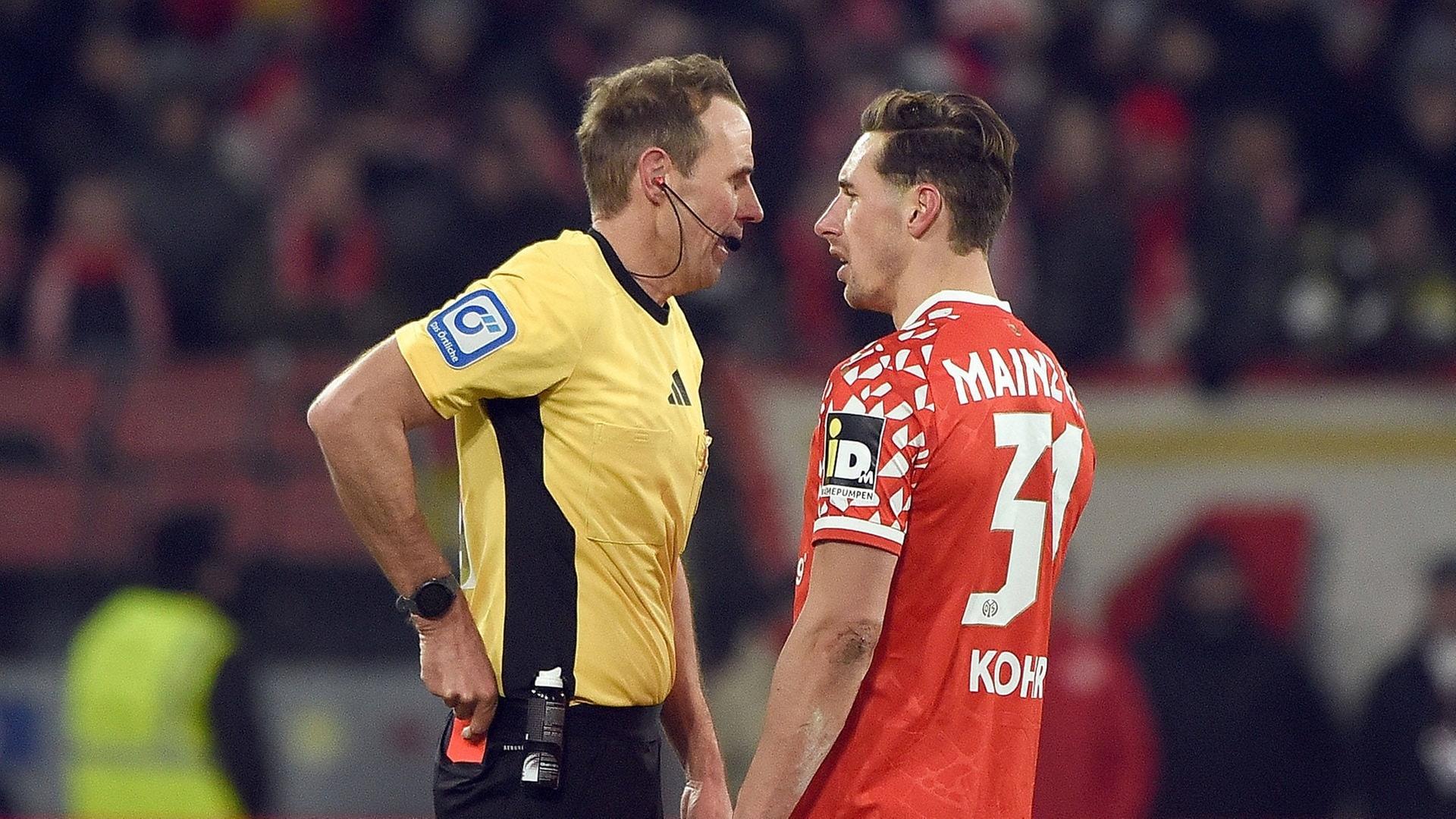 Dominik Kohr (Mainz 05, r.) im Gespräch mit Schiedsrichter Sascha Stegemann | IMAGO, IMAGO / Jan Huebner