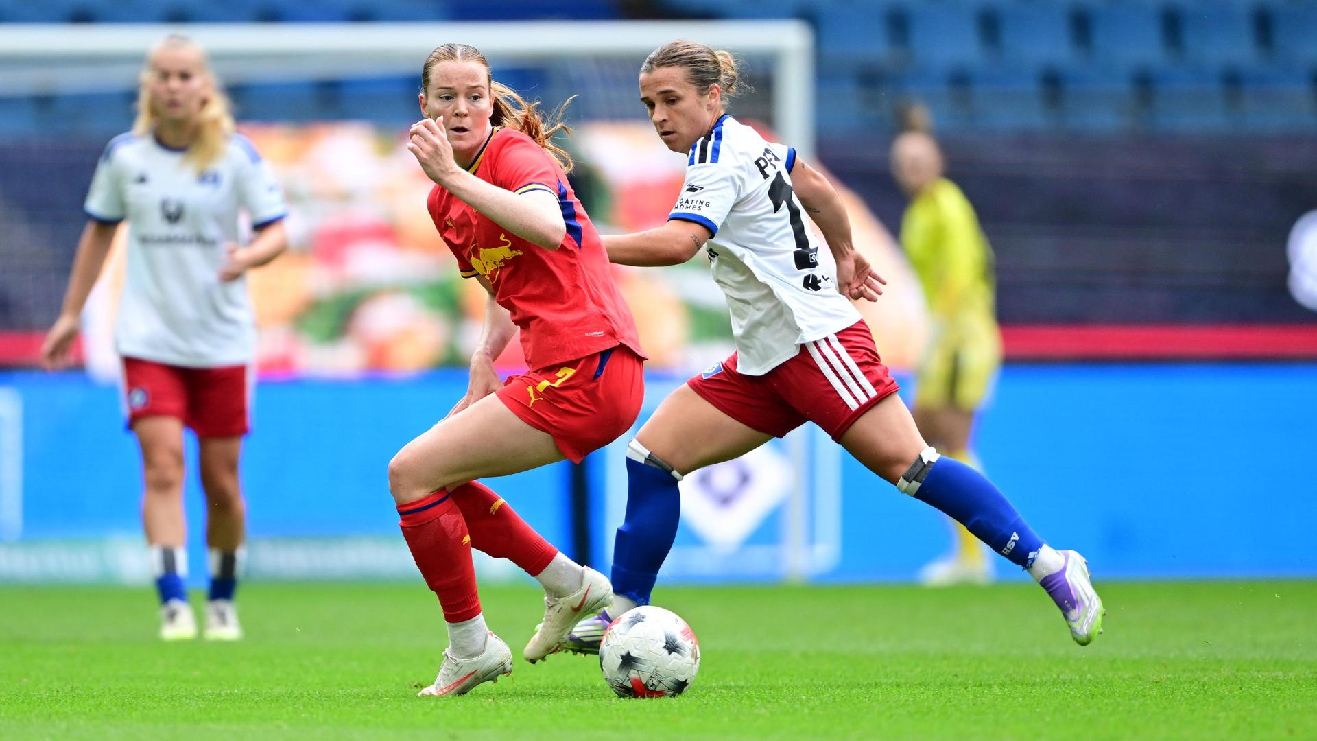 RB Leipzigs Nikee van Dijk (m.) im Duell um den Balk mit Hamburgs Leila Peneau | WITTERS