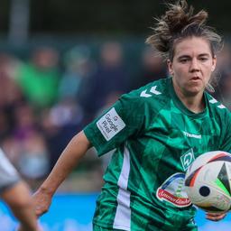 Werder-Spielerin Rieke Dieckmann fokussiert den herangeflogenen Ball in einem Zweikampf.