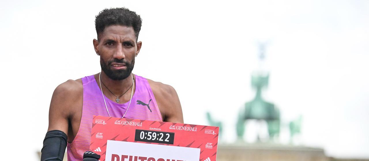 Amanal Petros freut sich über den neuen Deutschen Rekord | Bild: picture alliance/dpa/Gollnow