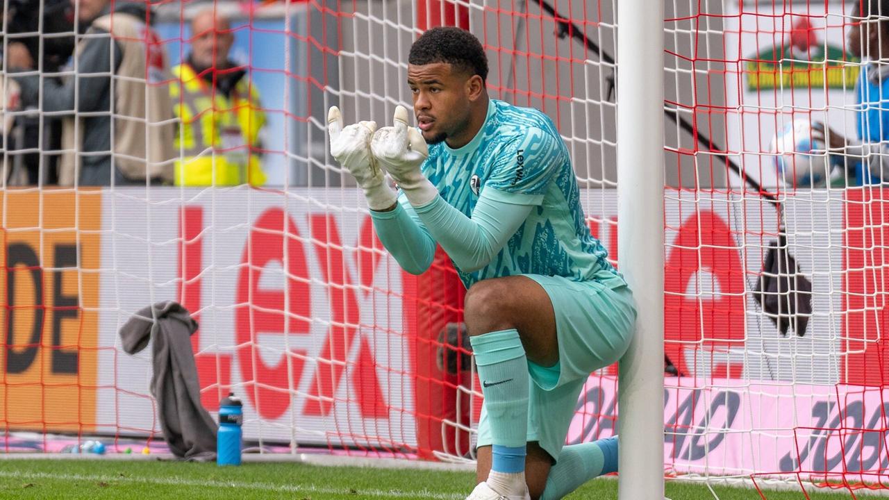 Freiburgs Torwart Noah Atubolu stellt seine Teamkollegen im Bundesliga-Heimspiel gegen St. Pauli. | IMAGO, IMAGO / Steinsiek.ch