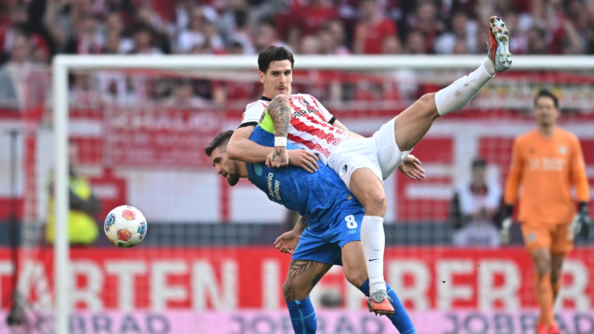 Robert Andrich und Igor Matanovic im Zweikampf | dpa