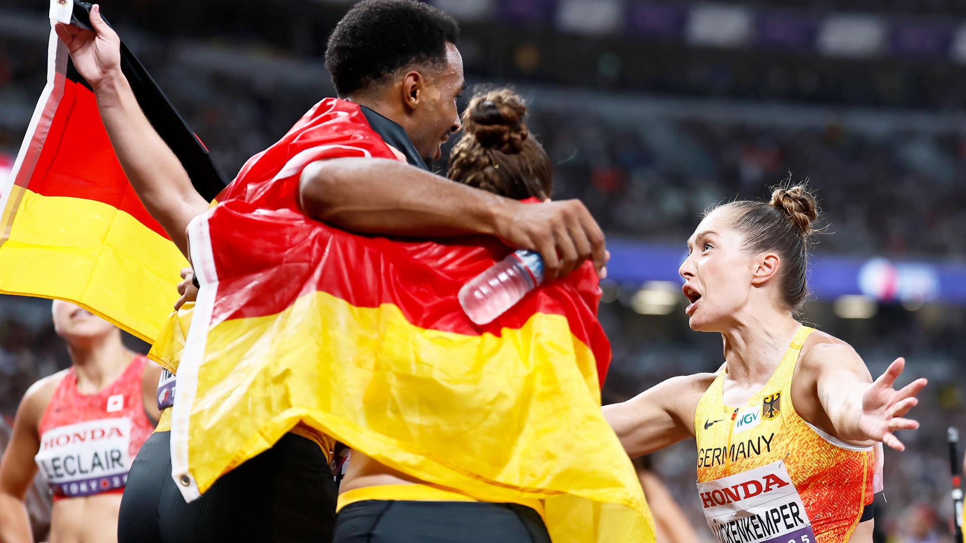 Leo Neugebauer und die 4x100-Meter-Staffel mit Gina LÃ¼ckenkemper jubeln gemeinsam. | IMAGO / Beautiful Sports