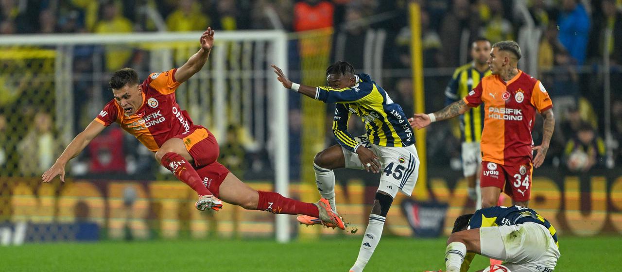 Edson Alvarez von Fenerbahce im Zweikampf mit Kazimcan Karatas