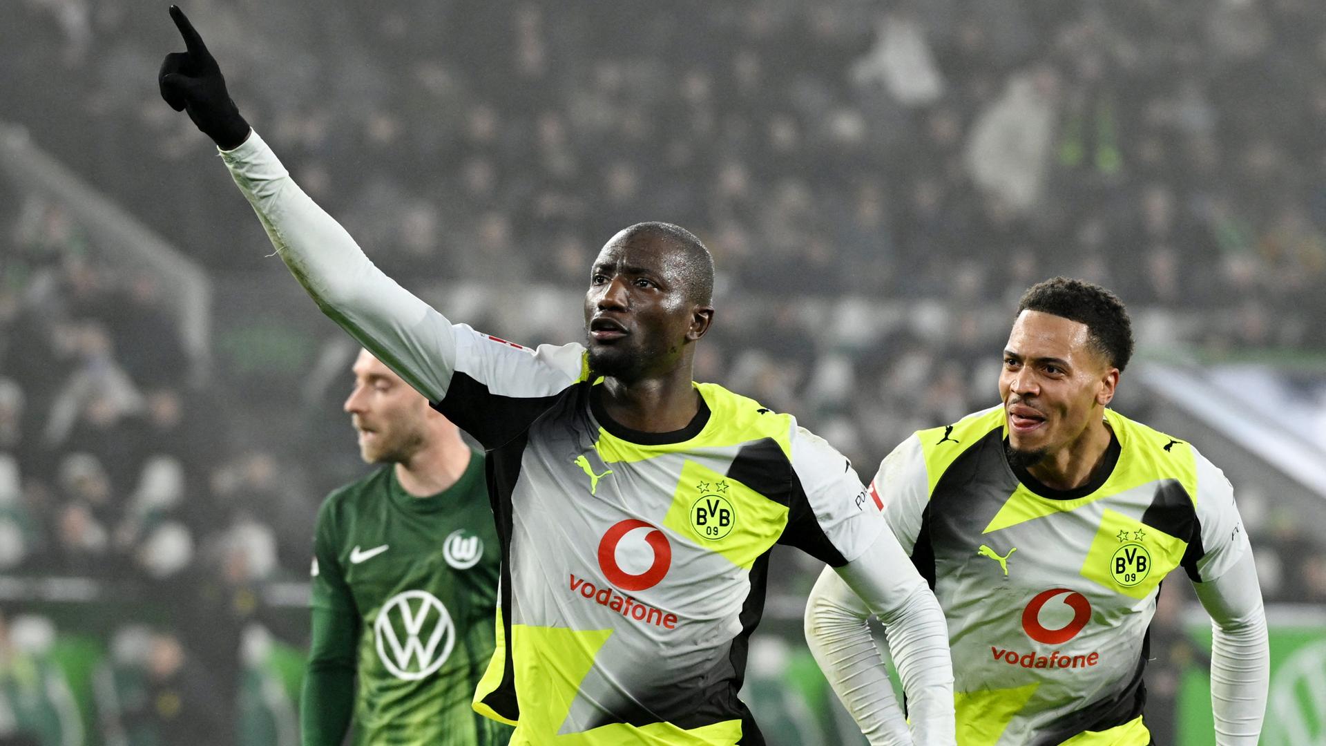 Fußballprofi Serhou Guirassy von Borussia Dortmund bejubelt einen Treffer in Wolfsburg. | Reuters/Jaspersen