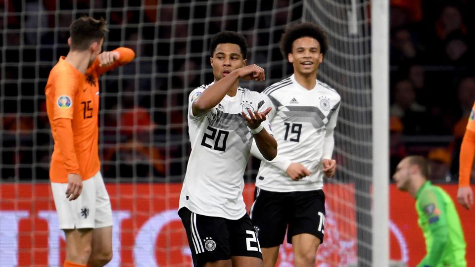 Serge Gnabry (2.v.l.) aus Deutschland jubelt über sein Tor zum 0:2 neben Leroy Sane. | dpa/Federico Gambarini Serge Gnabry (2.v.l.) aus Deutschland jubelt über sein Tor zum 0:2 neben Leroy Sane.