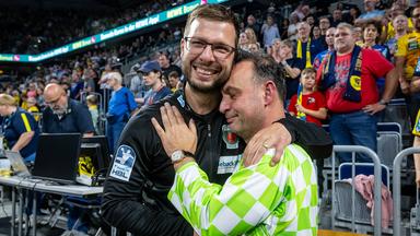 Jaron Siewert (l.) und Bob Hanning (r.) liegen sich nach dem Gewinn der Meisterschaft für die Füchse Berlin in den Armen. Quelle: imago images/camera4+