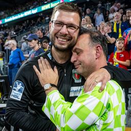 Jaron Siewert (l.) und Bob Hanning (r.) liegen sich nach dem Gewinn der Meisterschaft für die Füchse Berlin in den Armen. Quelle: imago images/camera4+