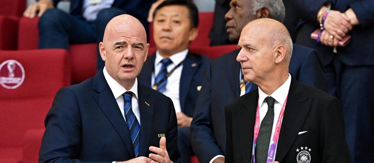 FIFA-Präsident Gianni Infantino (l.) und DFB-Präsident Bernd Neuendorf (r.)